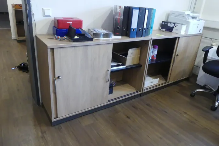 2x Sideboard, mit Inhalt Maße in cm ca. 120 cm / Hinweis: ohne Position 325